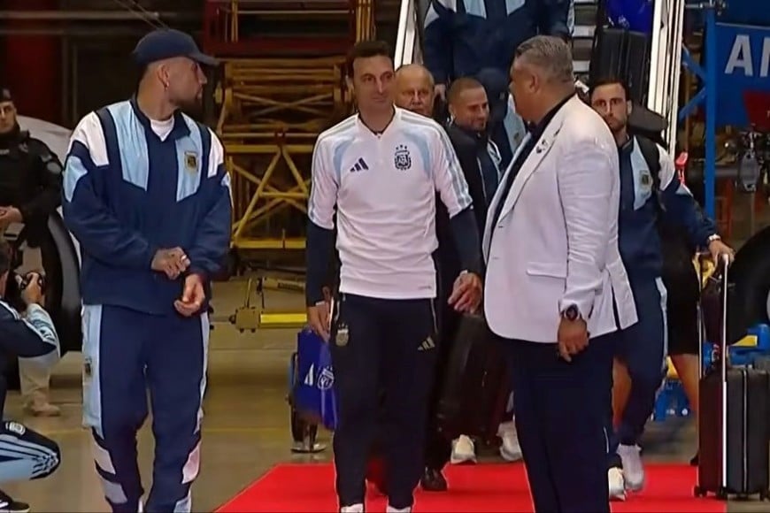 Nicolás Otamendi, Lionel Scaloni y Chiqui Tapia bajando del avión.