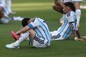 Messi sufrió mucho la derrota, lloró y se fue de la cancha con la certeza de que su tiempo en la selección se acaba. ¿Qué pasará con él en el futuro inmediato?