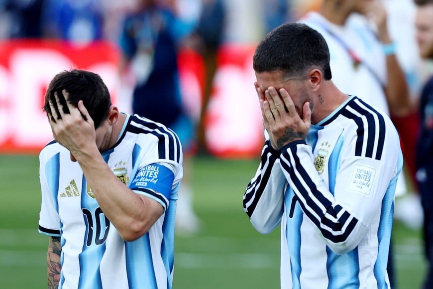 Soccer Football - FIFA World Cup 2026 - Final - Spain v Argentina - New York/New Jersey Stadium, East Rutherford, New Jersey, U.S. - July 19, 2026
Argentina's Rodrigo De Paul and Lionel Messi look dejected after losing the World Cup final REUTERS/Kai Pfaffenbach
