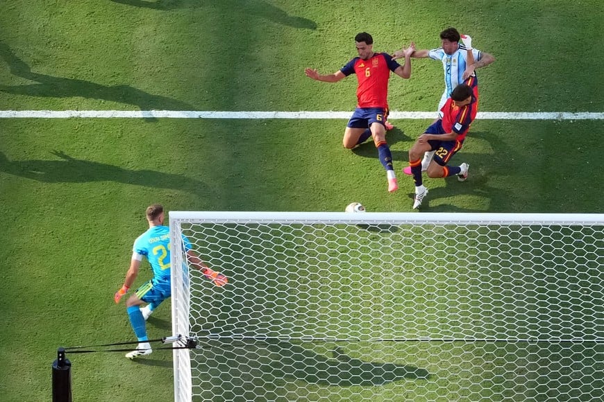 Soccer Football - FIFA World Cup 2026 - Final - Spain v Argentina - New York/New Jersey Stadium, East Rutherford, New Jersey, U.S. - July 19, 2026
Spain's Pau Cubarsi and Mikel Merino in action with Argentina's Marcos Senesi as they clear the ball after a cross by Argentina's Giuliano Simeone REUTERS/Hannah Mckay