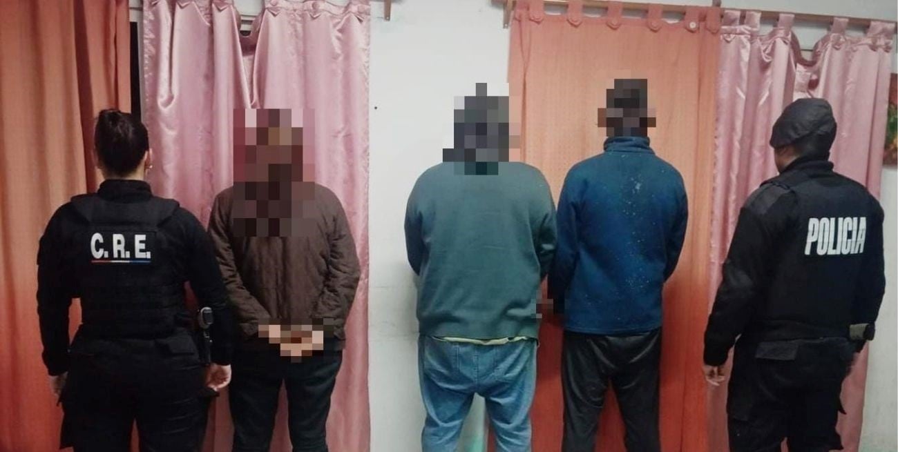 Detuvieron a tres personas y recuperaron dinero robado a una despensa y una remisería
