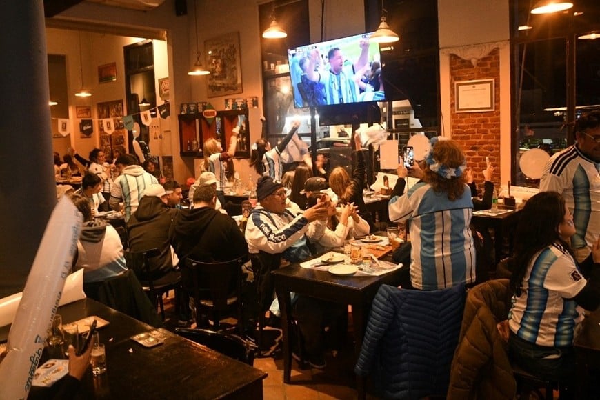 GENTE MIRANDO TELE PARTIDO SELECCION MUNDIAL HINCHAS CHOPERIA | Argentina se para por 90 (o más) minutos cada 4 años. Foto: Manuel Fabatía
