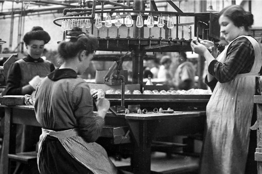 La obsolescencia programada empezó en diciembre de 1924, cuando un grupo de fabricantes acordó limitar la vida útil de las lámparas incandescentes.