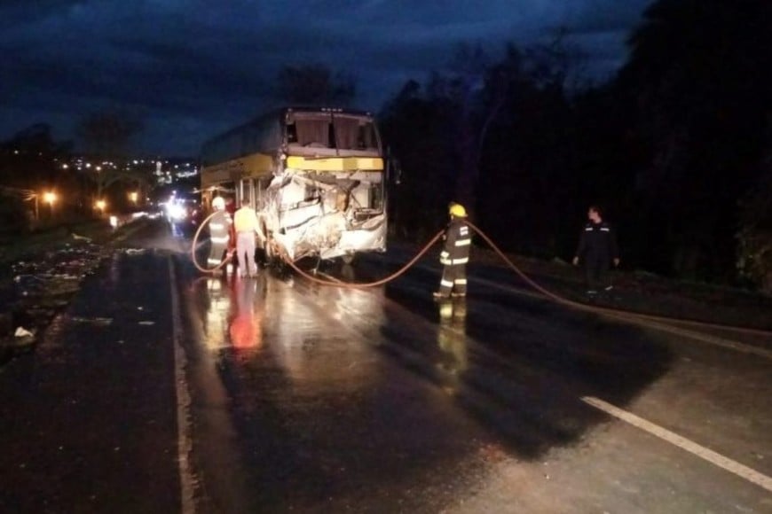 Bomberos, policías y equipos médicos trabajaron durante horas en el lugar.