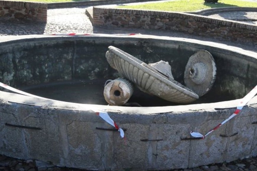 Así quedo la fuente tras los festejos