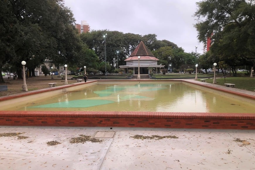 Vista de la fuente con fondo del Palomar. El Litoral.