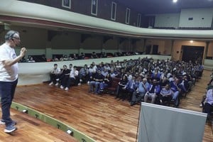 Su presencia despertó una marcada expectativa que se reflejó en la sala colmada y las numerosas muestras de afecto y reconocimiento que recibió durante su estancia.