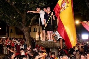 Momento de los festejos en la fuente que colapso