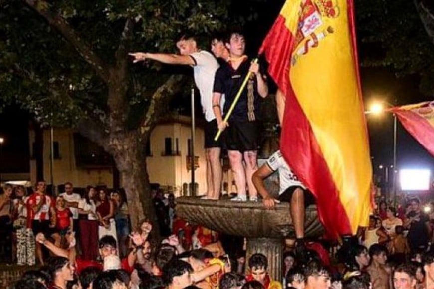 Momento de los festejos en la fuente que colapso