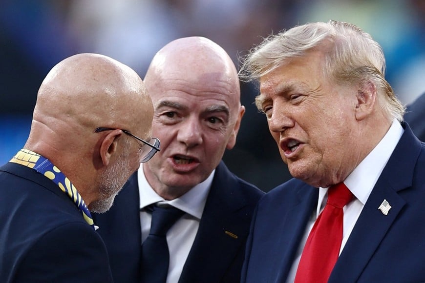 Soccer Football - FIFA World Cup 2026 - Final - Spain v Argentina - New York/New Jersey Stadium, East Rutherford, New Jersey, U.S. - July 19, 2026
FIFA President Gianni Infantino and U.S. President Donald Trump speak with Spain coach Luis de la Fuente during the trophy ceremony REUTERS/Lee Smith
