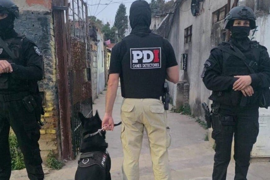 Policías de Santa Fe durante el operativo encubierto en Rosario.