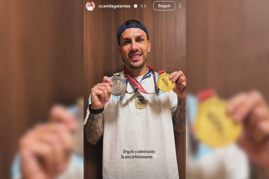 La imagen de Leandro Paredes con las medallas de Qatar 2022 y del Mundial 2026.