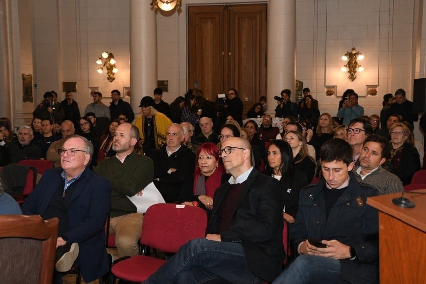 Las principales autoridades políticas, presentes en la asamblea. Foto: Manuel Fabatía