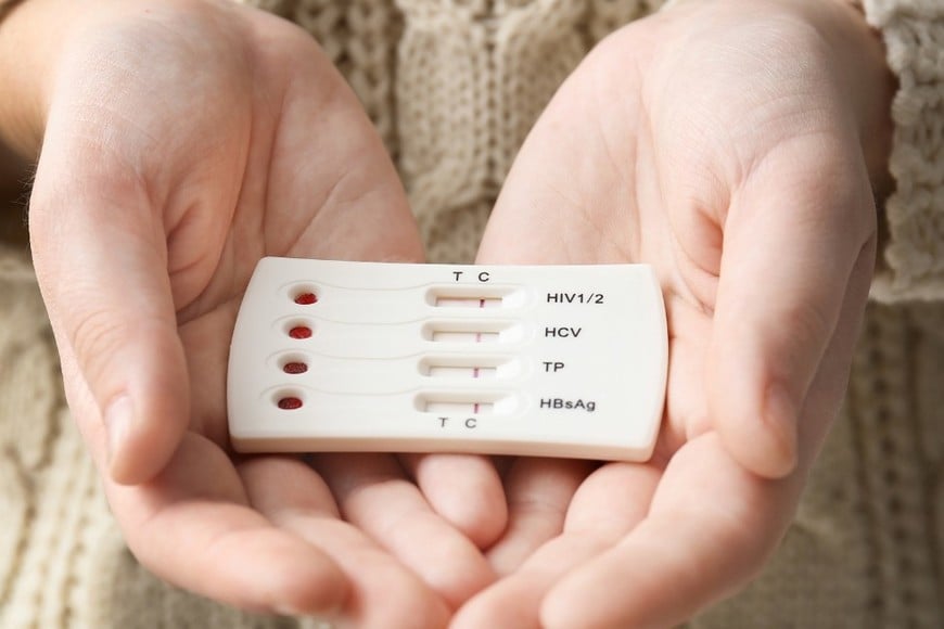La sífilis congénita ocurre cuando la infección pasa de una persona embarazada al bebé durante la gestación.