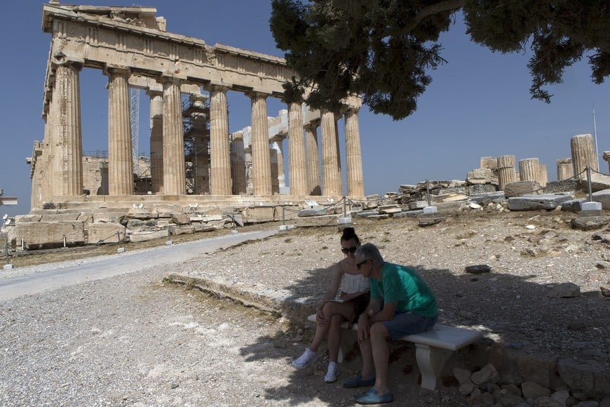 (200519) -- ATENAS, 19 mayo, 2020 (Xinhua) -- Imagen del 18 de mayo de 2020 de turistas visitando el sitio arqueológico reabierto de la Acrópolis, en Atenas, Grecia. Grecia celebró el Día Internacional de los Museos el lunes digitalmente con los museos del país aún cerrados debido a la pandemia de COVID-19. Sin embargo, más de 200 sitios arqueológicos reabrieron por primera vez después de dos meses, mientras el país continúa en el camino hacia la "nueva normalidad". (Xinhua/Marios Lolos) (jg) (vf) (ce)