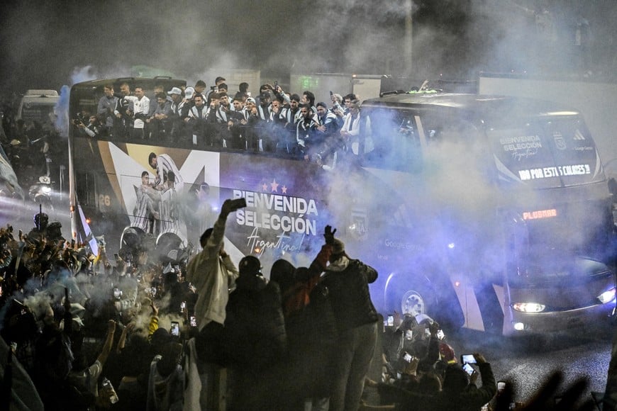 (260721) -- EZEIZA, 21 julio, 2026 (Xinhua) -- Imagen del 20 de julio de 2026 de jugadores y cuerpo técnico de la selección nacional argentina de fútbol, reaccionando abordo de un autobús descapotable durante su llegada al predio de la Asociación del Fútbol Argentino (AFA), en la ciudad de Ezeiza, Argentina. El seleccionado argentino de fútbol regresó el lunes al país tras perder la final del Mundial de Estados Unidos, México y Canadá 2026 0-1 con España y fue recibida por numerosos fanáticos. (Xinhua/Juan Manuel Foglia) (mz) (ah) (ce)