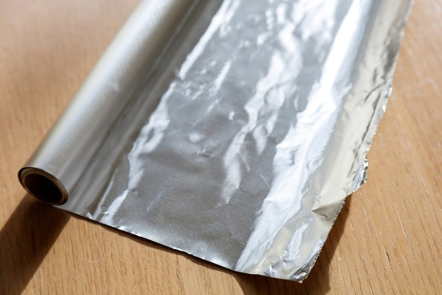 Papel aluminio para proteger las macetas durante los días más fríos.