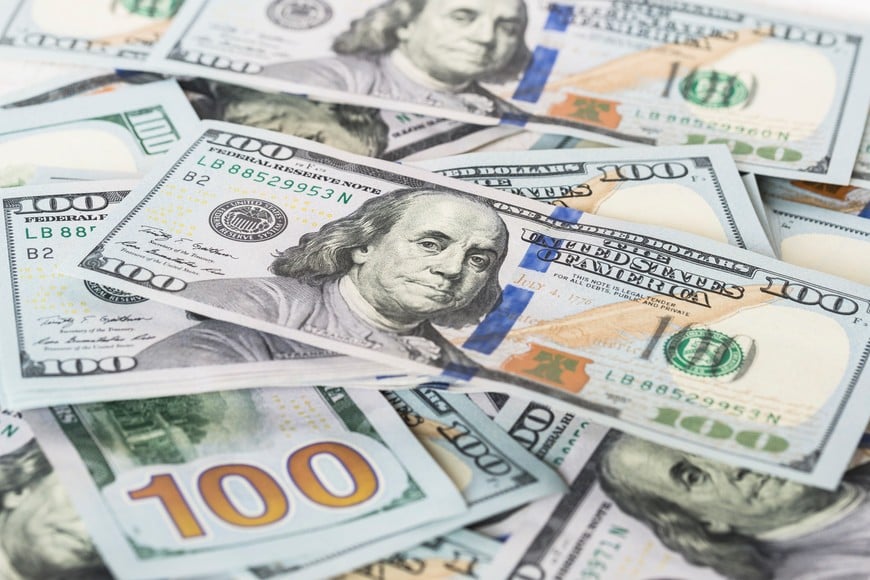 El dólar cerró con movimientos dispares en bancos y recorrido opuesto entre el blue y el MEP.