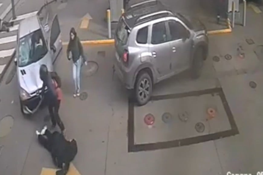 La secuencia quedó registrada por una cámara de seguridad de la zona