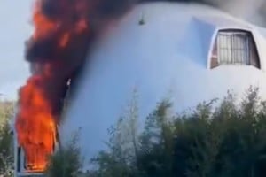 Las autoridades iniciaron las actuaciones para determinar qué originó el incendio.
