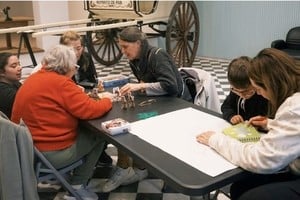 Uno de los aspectos a destacar es que el “Aprendizaje Basado en Juego” no apunta a la edad escolar, sino que no posee una restricción de edad para su desarrollo.