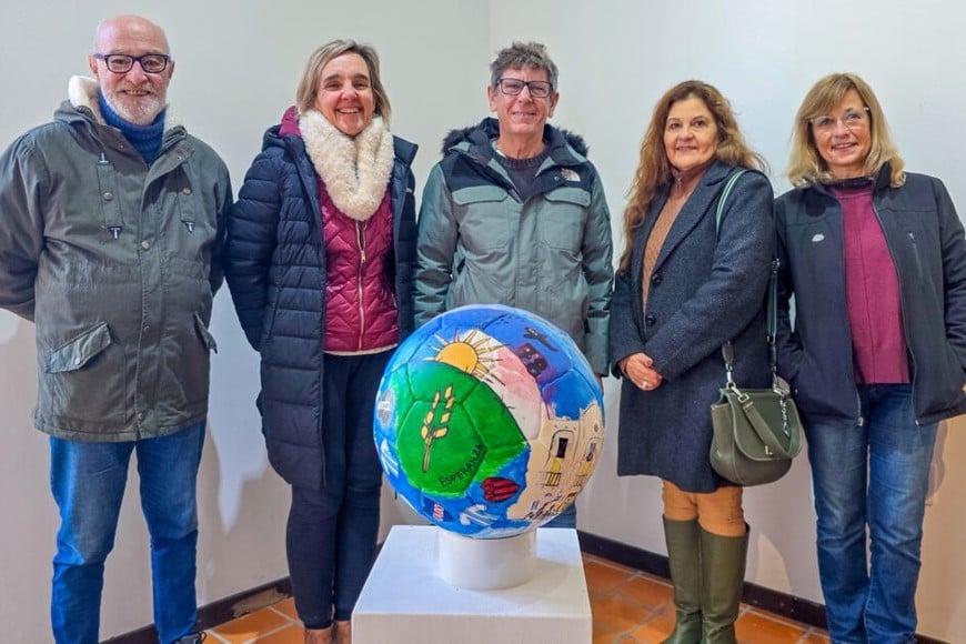 Una pelota intervenida por artistas locales llevará la identidad de Esperanza por la provincia