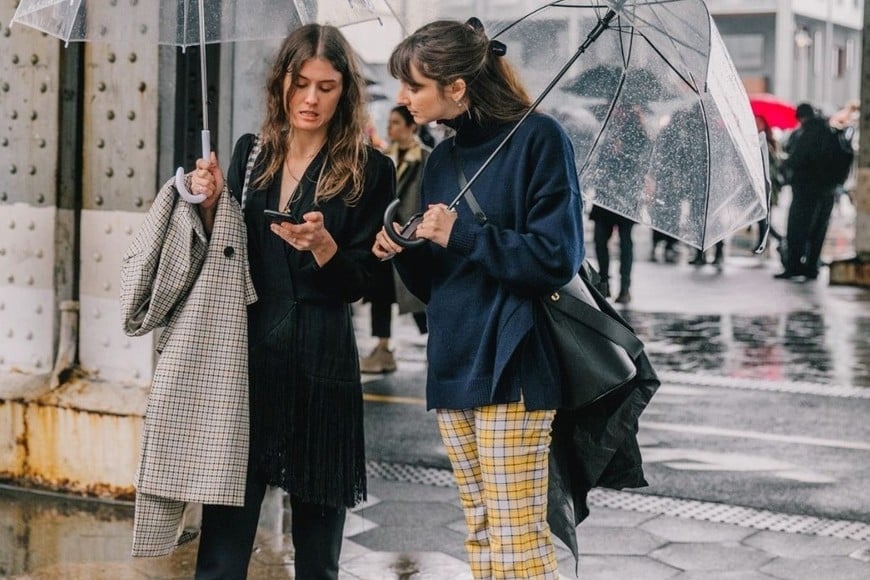 Texturas y tonos neutros crean outfits versátiles para bajas temperaturas.