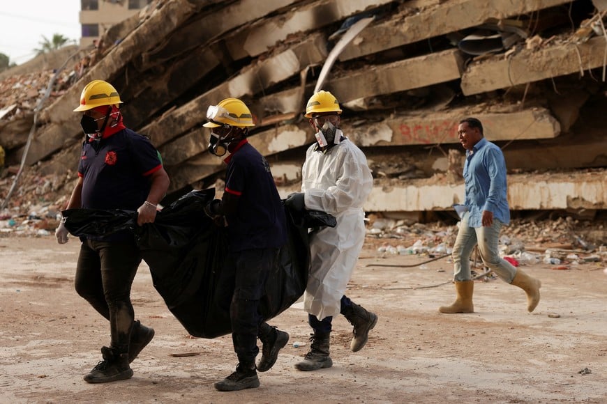 Rescuers recover the body of a victim from the rubble of a collapsed building, in the aftermath of the June 24 earthquakes in Caraballeda, La Guaira, Venezuela, July 20, 2026. REUTERS/Gaby Oraa