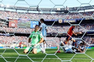 Dibu, que tuvo una gran actuación en la final, expresó su dolor tras la derrota. Crédito: REUTERS.