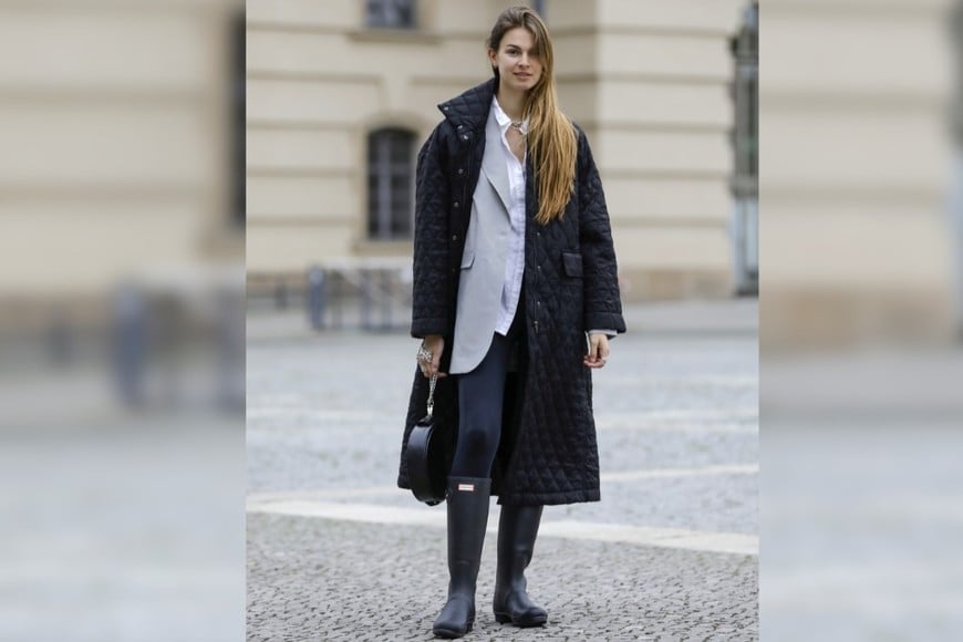 Un trench clásico, aliado ideal para los días con clima cambiante.