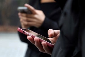 La nueva normativa fija como fecha límite el 1 de septiembre para que entre en vigencia la imposición que impide a los menores de 15 años abrir perfiles en plataformas como TikTok, Instagram, Snapchat o Facebook. REUTERS/Manuel