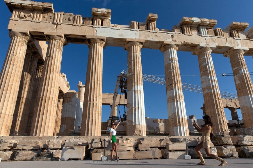 (210609) -- ATENAS, 9 junio, 2021 (Xinhua) -- Imagen del 8 de junio de 2021 de personas visitando el templo en la cima de la colina de la Acrópolis, en Atenas, Grecia. (Xinhua/Marios Lolos) (sm) (da) (vf)