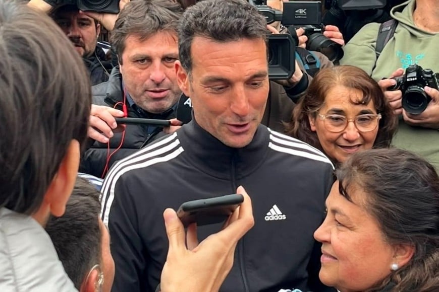 El técnico firmó autógrafos y habló con la prensa durante su llegada al pueblo santafesino.