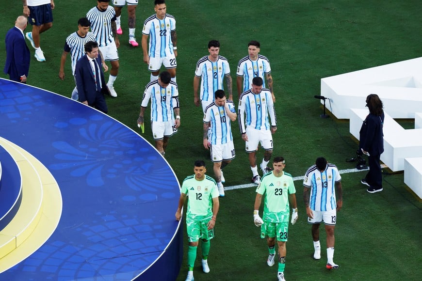 Soccer Football - FIFA World Cup 2026 - Final - Spain v Argentina - New York/New Jersey Stadium, East Rutherford, New Jersey, U.S. - July 19, 2026
Argentina's Lionel Messi, Argentina's Emiliano Martinez and teammates look dejected after losing the World Cup final REUTERS/Brian Snyder