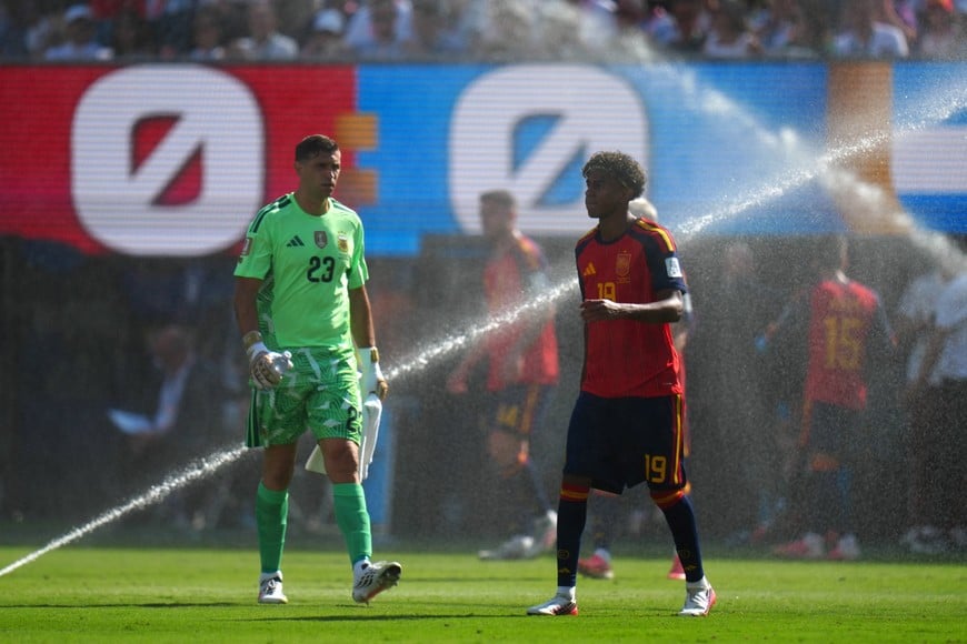(260719) -- NUEVA YORK, 19 julio, 2026 (Xinhua) -- El jugador Lamine Yamal (d), de España, y el guardameta Emiliano Martínez, de Argentina, reaccionan durante el partido final de la Copa Mundial de la FIFA 2026, celebrado en el Estadio Nueva York Nueva Jersey, en Nueva York, Estados Unidos, el 19 de julio de 2026. (Xinhua/Jia Haocheng) (rtg) (vf)