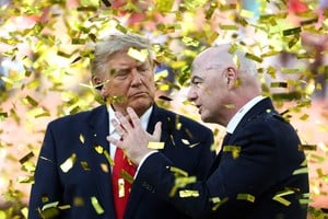 Infantino le explica a Trump que no puede festejar con los jugadores de España. Foto: Reuters