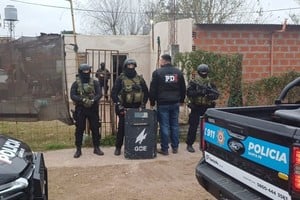 Equipos tácticos de la URI colaboraron para las irrupciones. Foto: El Litoral