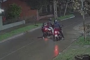 El asaltante tomó la moto del efectivo y se escapó junto a su compañero de delito.