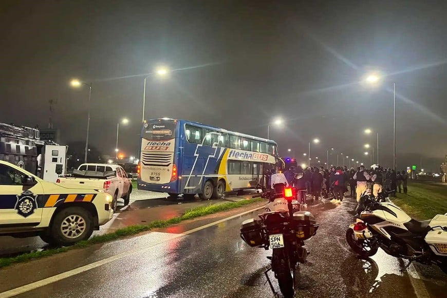 El fuerte operativo policial desplegado en la zona del hecho. Gentileza El País