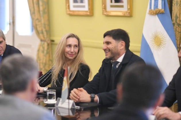 El gobernador de Santa Fe, Maximiliano Pullaro, junto a la secretaria de la Presidencia, Karina Milei. Crédito: Presidencia