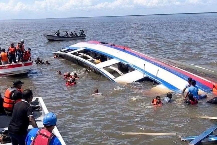 Buscan desaparecidos tras el hundimiento de un ferry en Guyana.