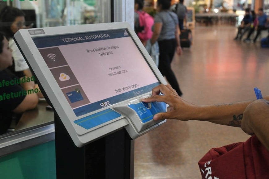Una Terminal Automática SUBE (TAS) en la estación de micros local. Foto: Manuel Fabatía