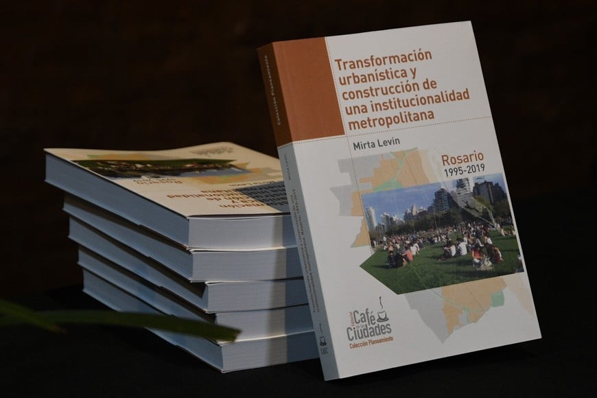 Los ejemplares del libro presentado. Manuel Fabatía.