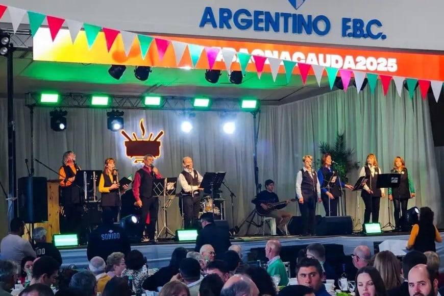 La fiesta homenajea las raíces piamontesas de la comunidad.