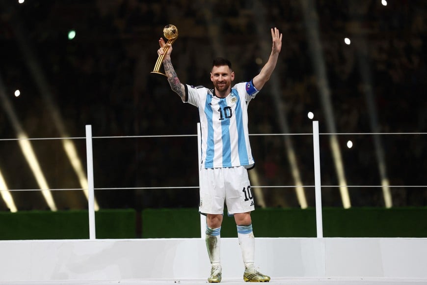 Soccer Football - FIFA World Cup Qatar 2022 - Final - Argentina v France - Lusail Stadium, Lusail, Qatar - December 18, 2022
Argentina's Lionel Messi celebrates winning the Golden Ball award with the trophy REUTERS/Carl Recine