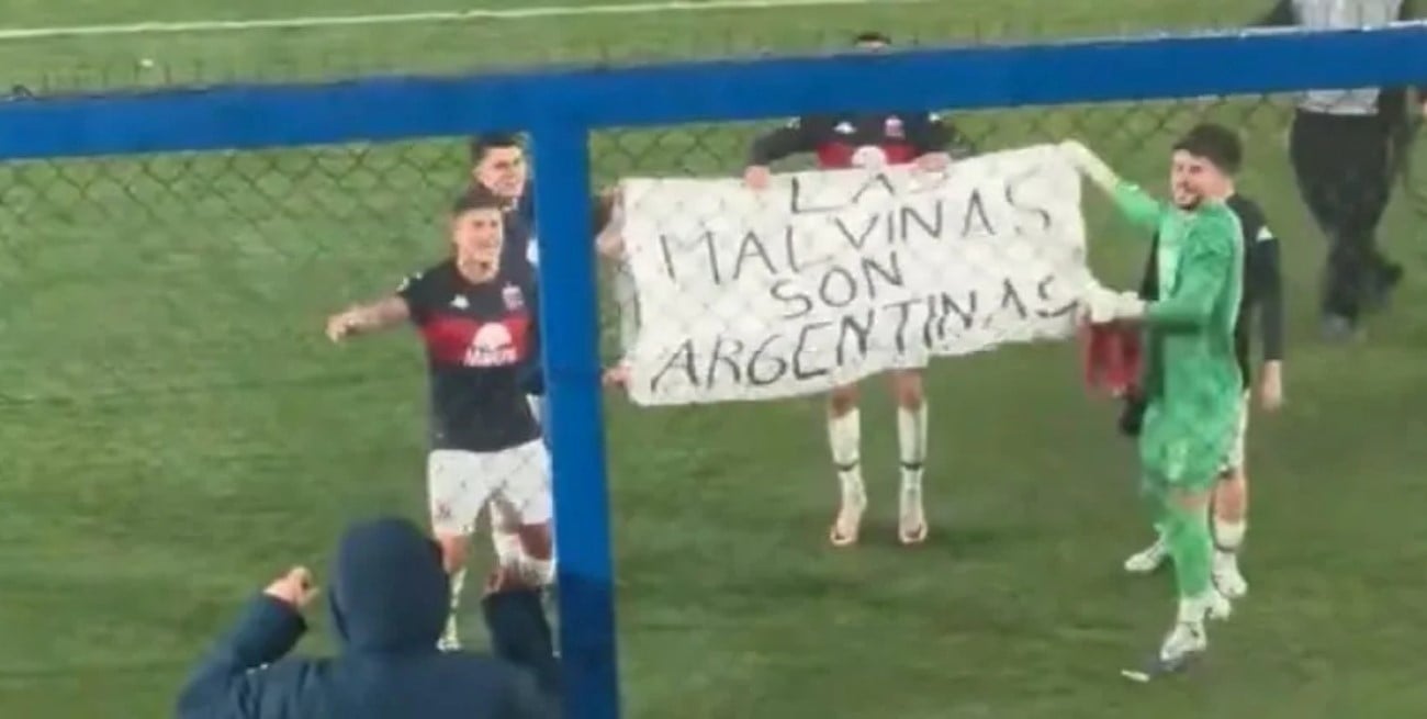 Video: Tigre replicó el histórico festejo de la Selección con la bandera de Malvinas
