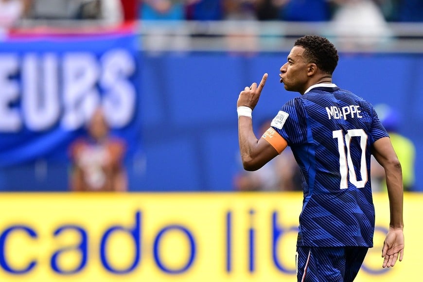 (260718) -- MIAMI, 18 julio, 2026 (Xinhua) -- El jugador Kylian Mbappé, de Francia, festeja su anotación durante el partido de la final de bronce de la Copa Mundial de la FIFA 2026 ante Inglaterra, celebrado en el Estadio Miami, en Miami, Estados Unidos, el 18 de julio de 2026. (Xinhua/Chen Yichen) (rtg) (vf)