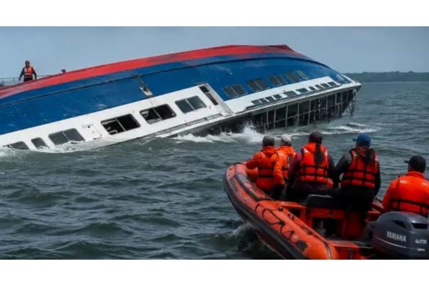 Equipos de rescate y buzos trabajan en la zona donde se hundió el ferry MV Barima frente a las costas de Guyana.