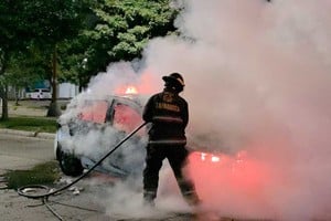 Los agentes actuaron rápidamente para frenar las llamas.