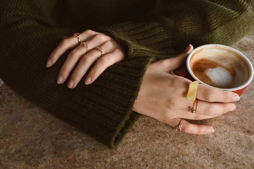 Los accesorios pueden cambiar por completo un look de invierno.